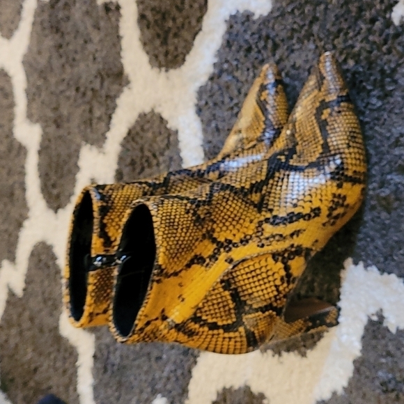 STEVEN by STEVE MADDEN WOMEN Steve Madden sz 7 yellow black snake skin boots Jenn heels